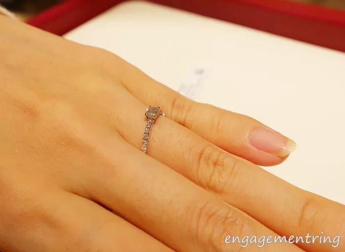 カルティエでエタンセル ドゥ カルティエリングの婚約指輪を見せて 
