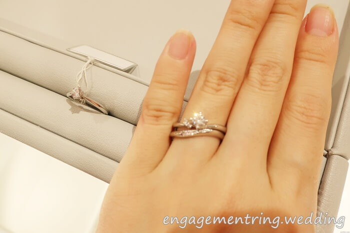 結婚式で婚約指輪をつけるか？